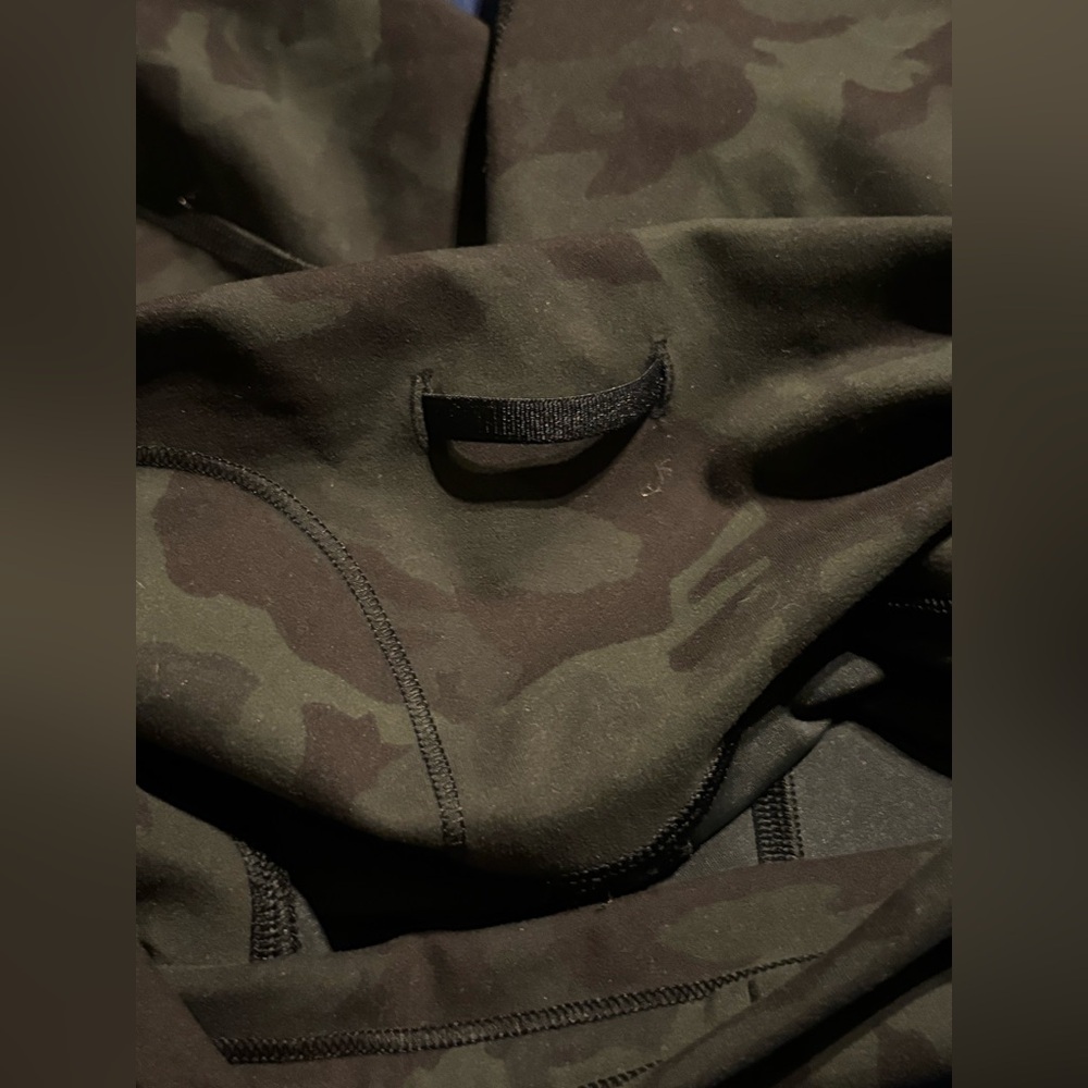 LULULEMON WUNDER TRAIN high rise shorts in camo print size 4 - Picture 4 of 4